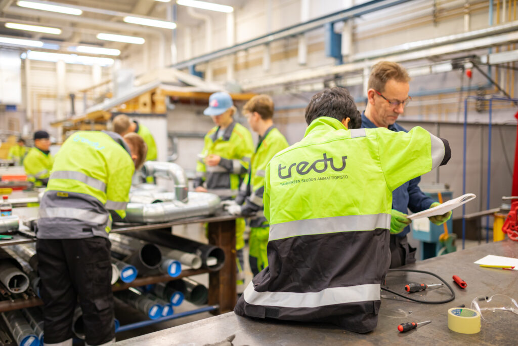 Tredun talotekniikan opiskelijoita töiden parissa