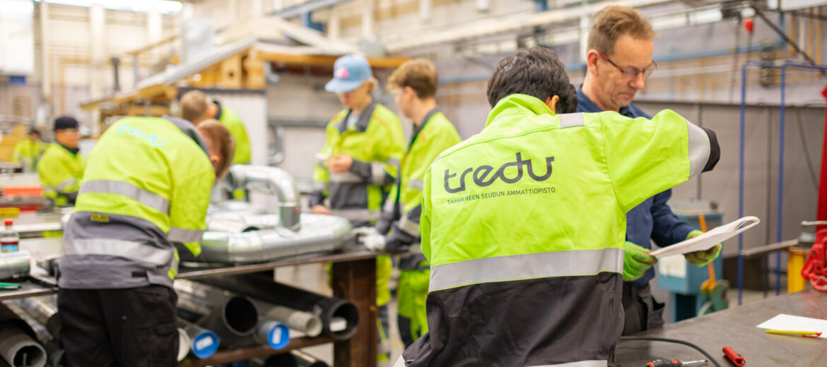 Tredun talotekniikan opiskelijoita töiden parissa