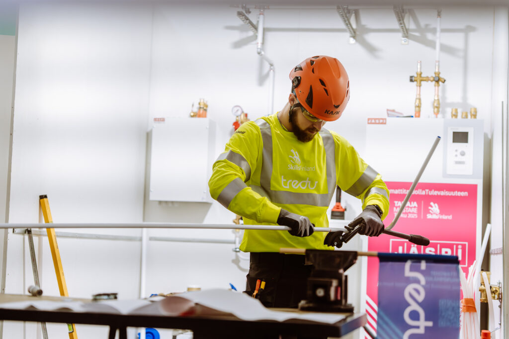 Kuvassa Viljami Turve suorittaa putkiasennuksen kilpailutehtävää.