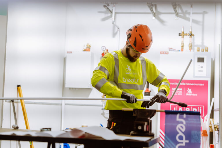 Kuvassa Viljami Turve suorittaa putkiasennuksen kilpailutehtävää.