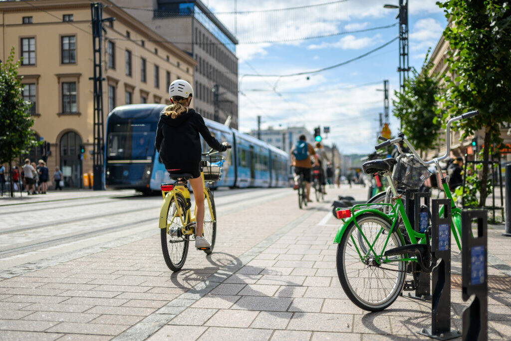 Liikenteen vilinää Tampereen Hämeenkadulla.