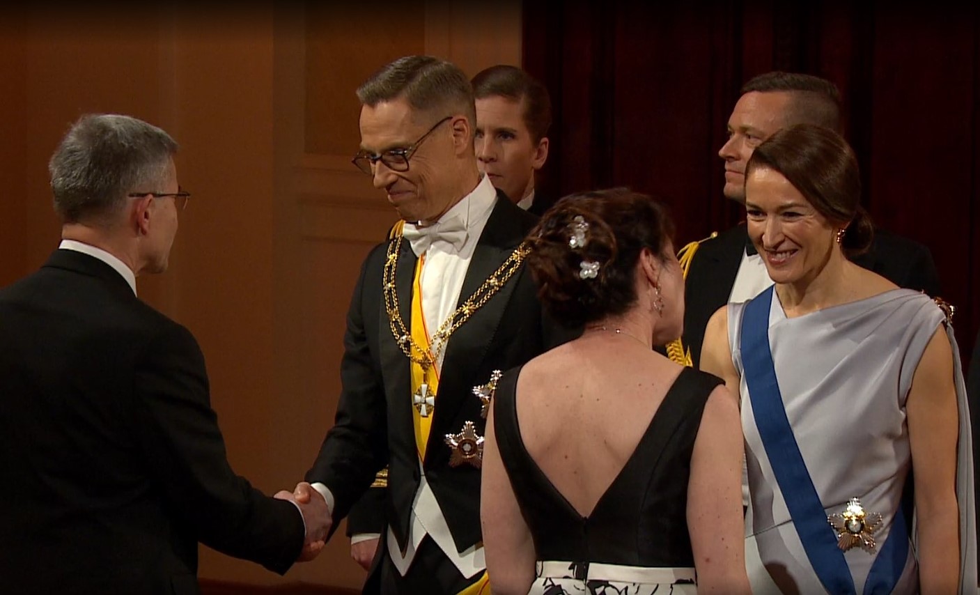 Maarit Marttila kättelyjonossa Presidentin linnassa.