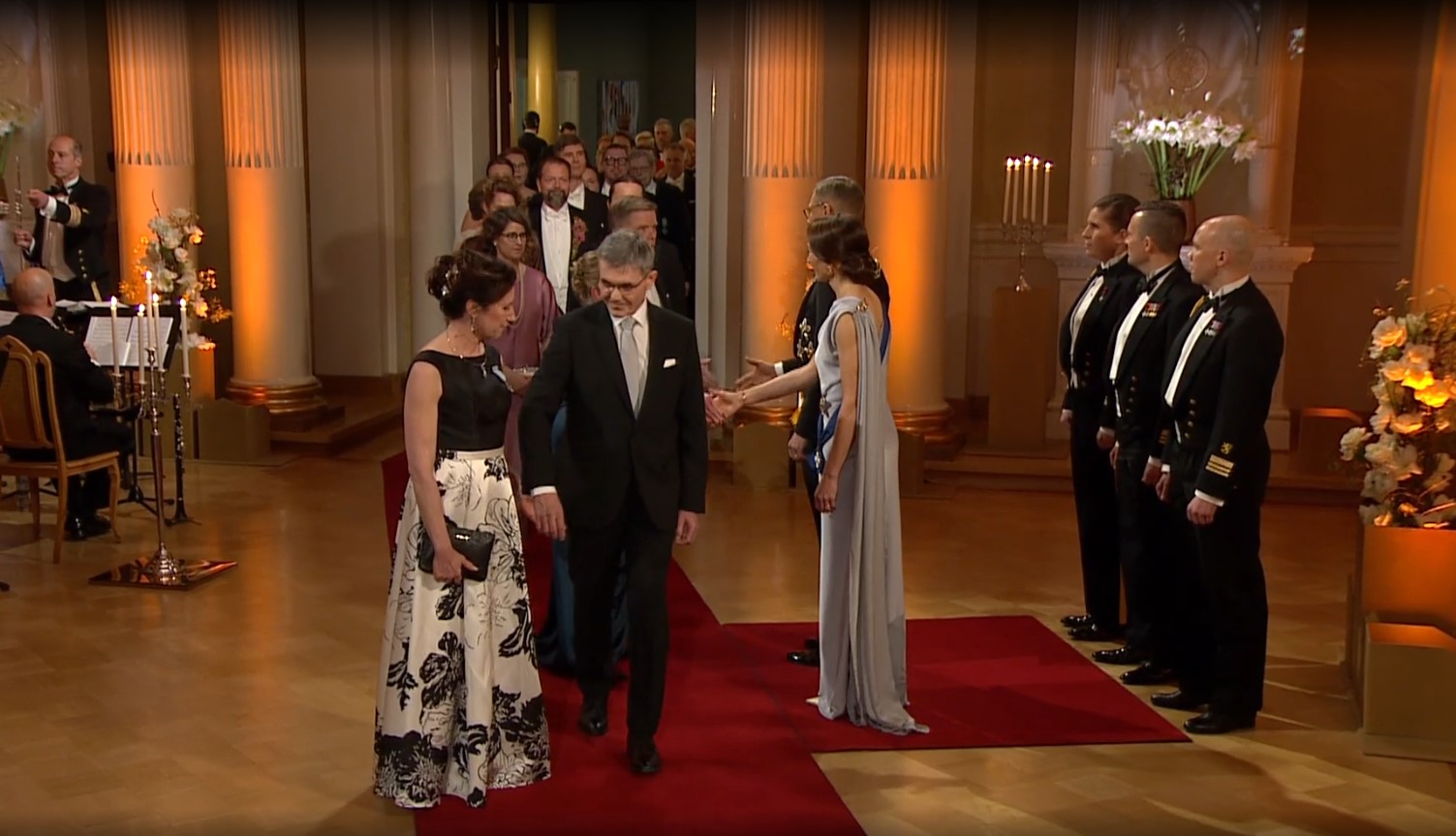 Maarit Marttila kättelyjonossa Presidentin linnassa.