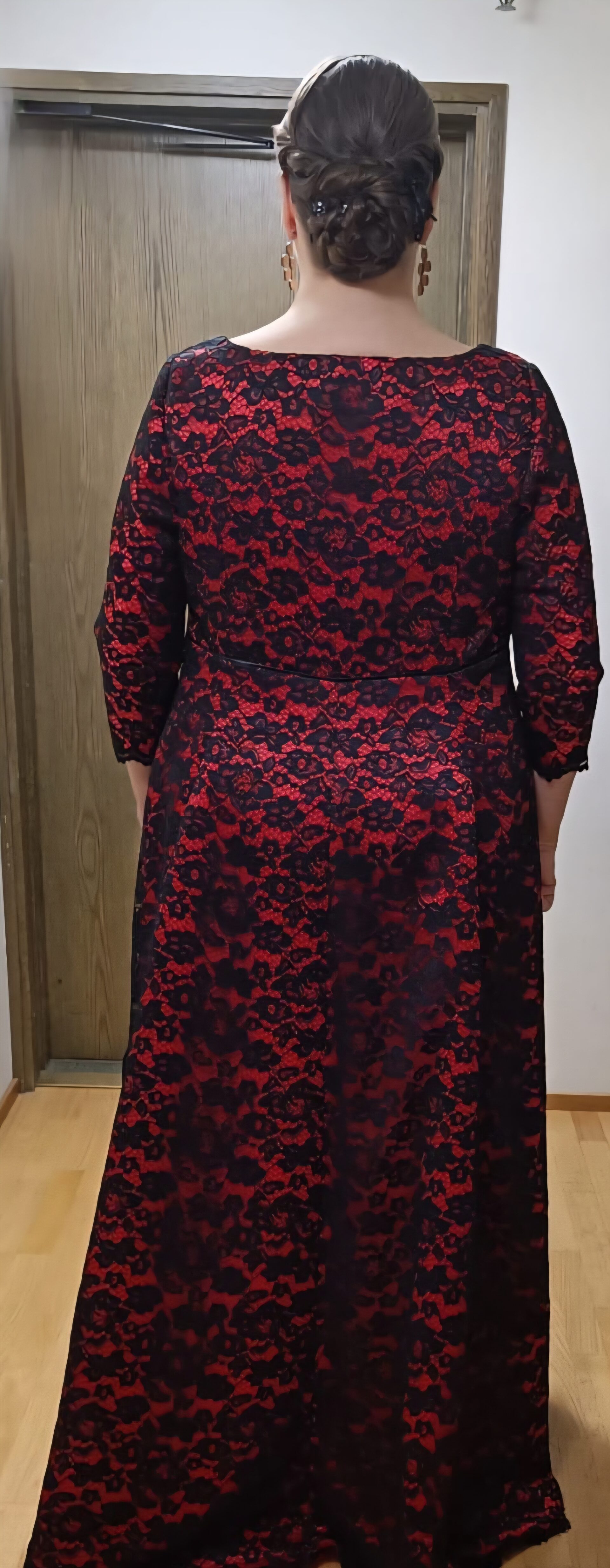 Ulla Ruusukallio Mia-Mari Luukkasen valmistamassa mittatilausiltapuvussa.