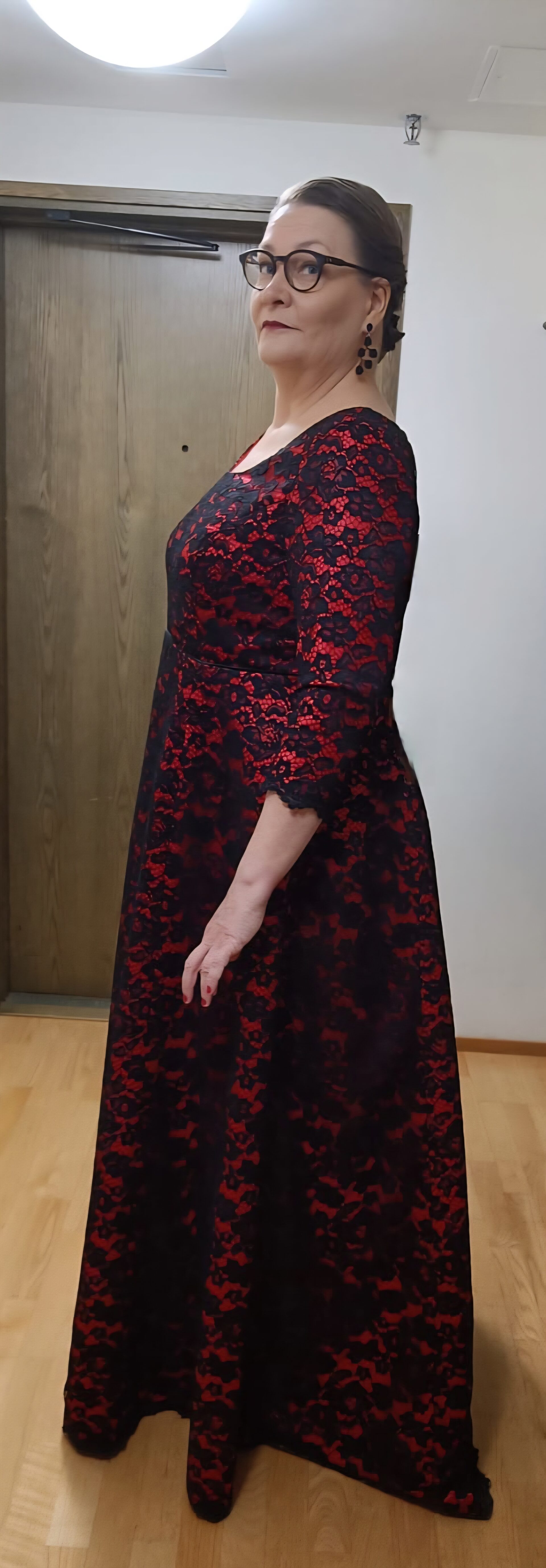 Ulla Ruusukallio Mia-Mari Luukkasen valmistamassa mittatilausiltapuvussa.