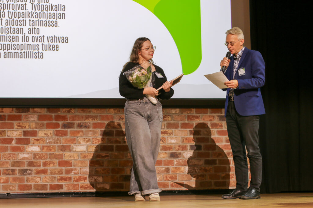 Jonna Nieminen lavalla.