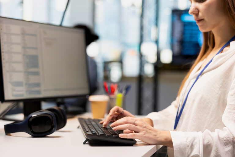 Nainen työskentelee toimistossa tietokoneella