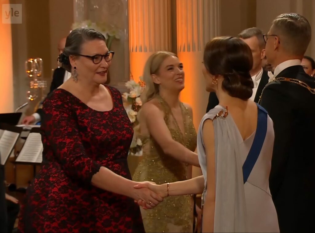 Ulla Ruusukallio kättelee Suzanne Innes-Stubbia itsenäisyyspäivän juhlassa.