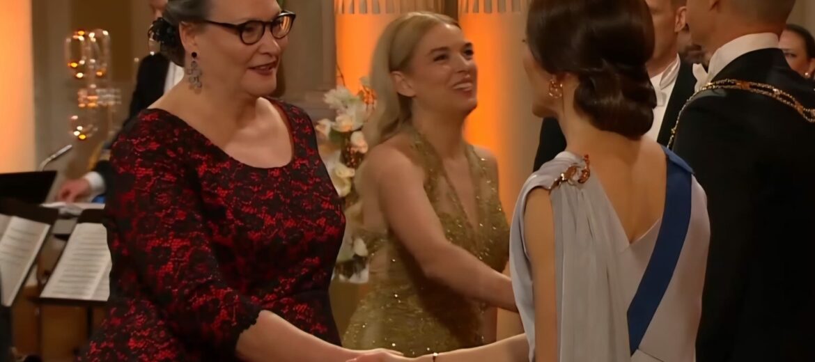 Ulla Ruusukallio kättelee Suzanne Innes-Stubbia itsenäisyyspäivän juhlassa.