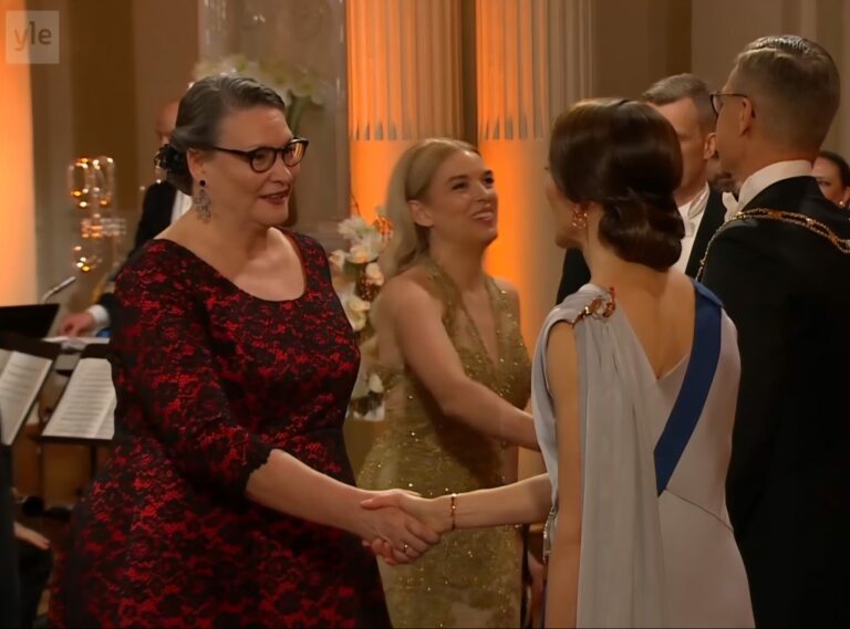 Ulla Ruusukallio kättelee Suzanne Innes-Stubbia itsenäisyyspäivän juhlassa.