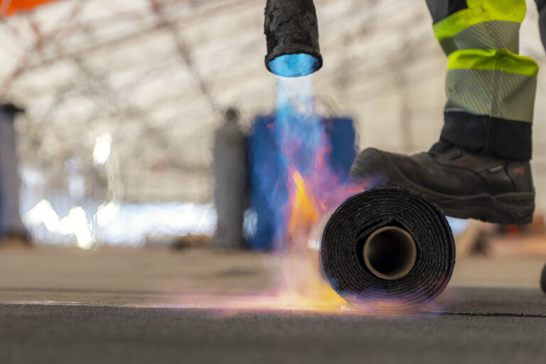 Bitumieristäjä tekee työtään.