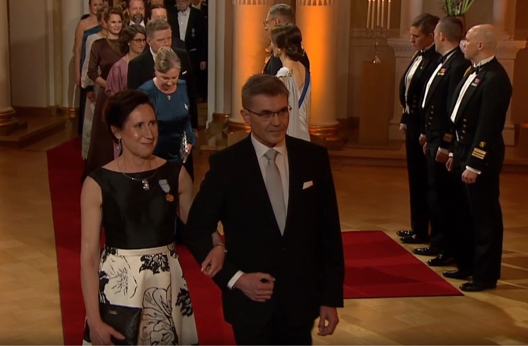 Maarit Marttila kättelyjonossa Presidentin linnassa.