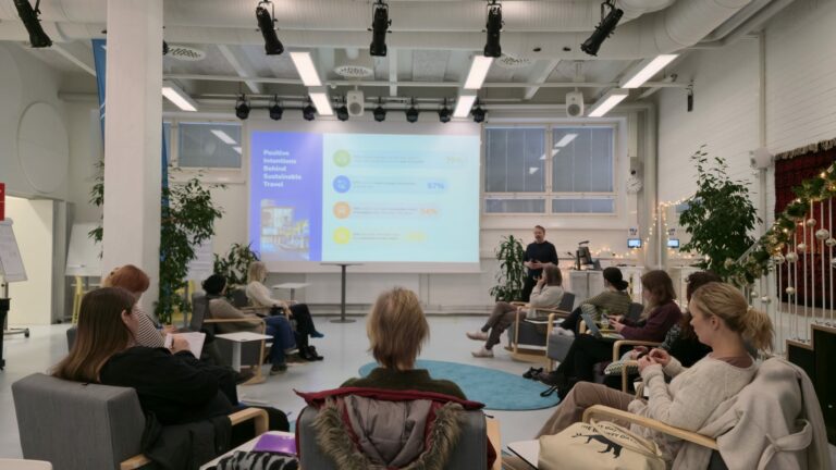 JOTPA-koulutuksen osallistujia kuuntelemassa luentoa.