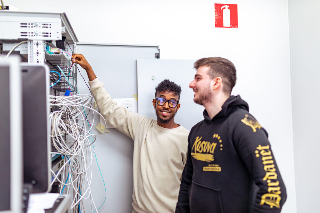 Kaksi Tredun opiskelijaa sähkökeskuksessa