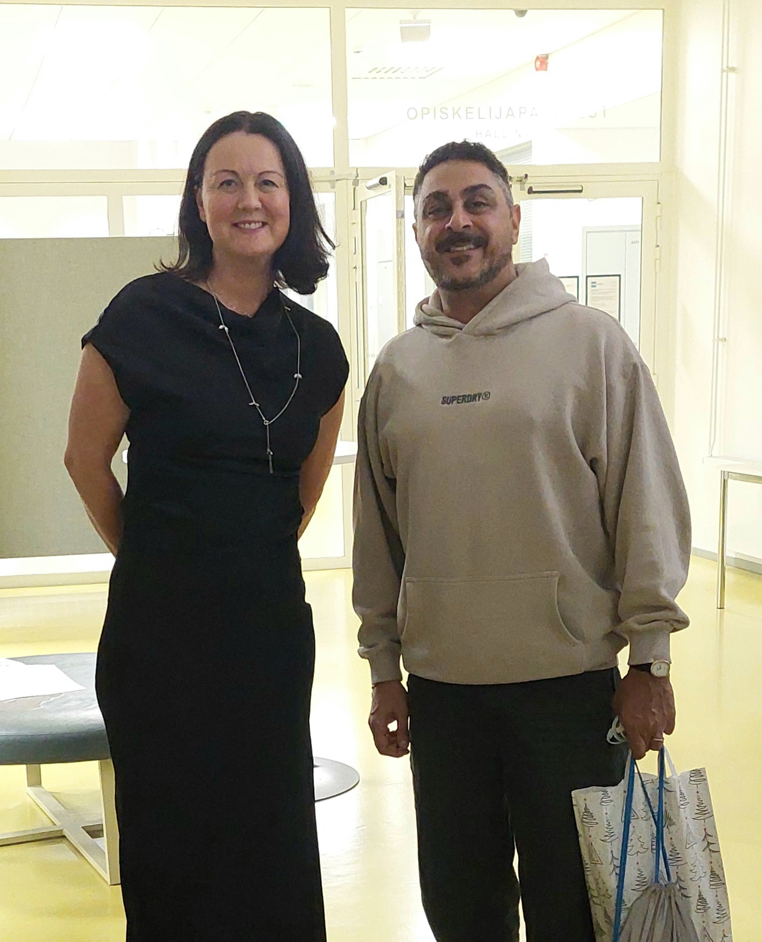 Yrityskoordinaattori Sari Korju ja Arman Alizad