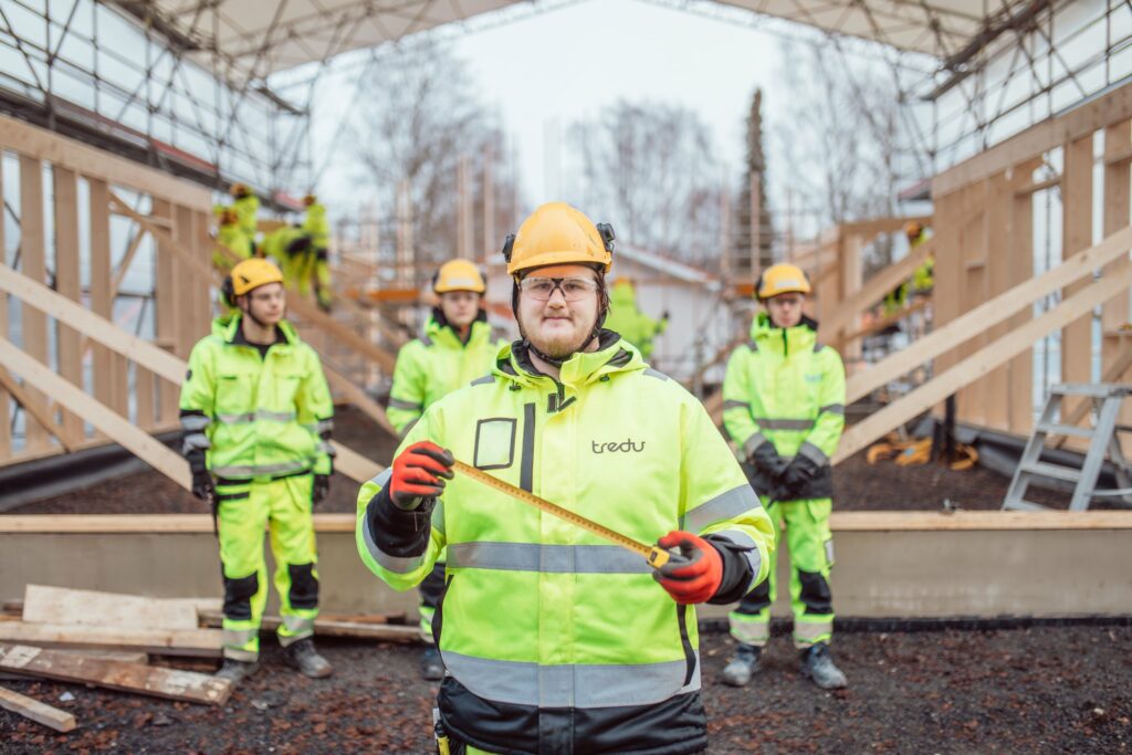Tredun rakennusalan opiskelijoita työmaalla.