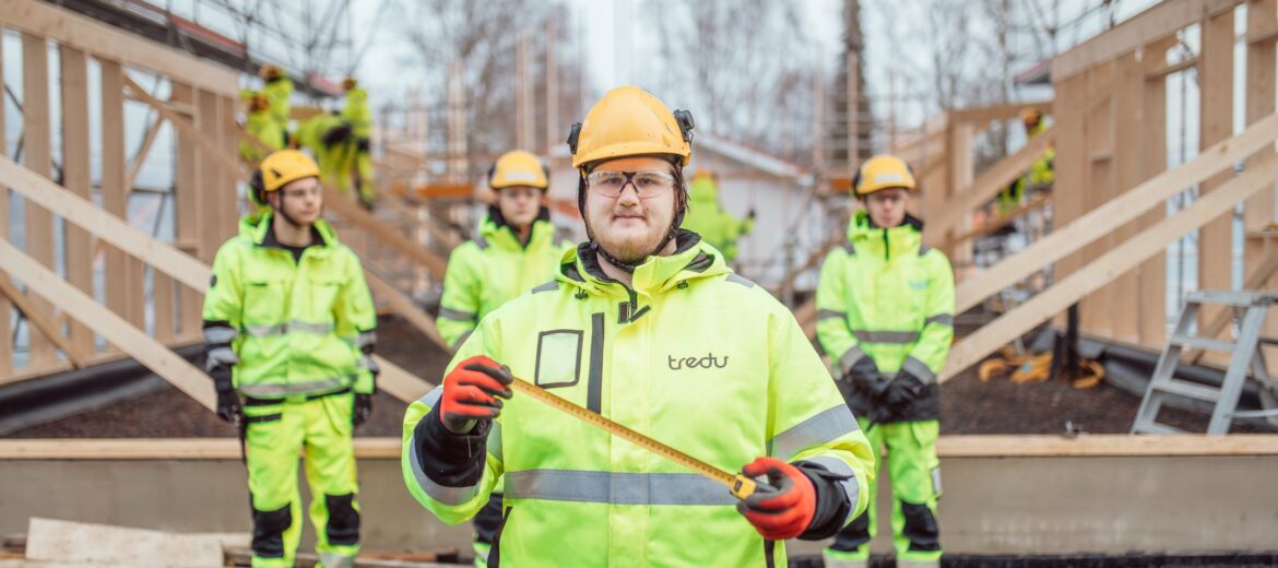Tredun rakennusalan opiskelijoita työmaalla.