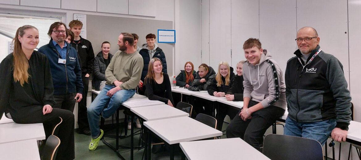 Julia Väisänen Kimmo Pyykkö-taidemuseosta sekä Tredun turva-alan opiskelijoita ja opettajia.