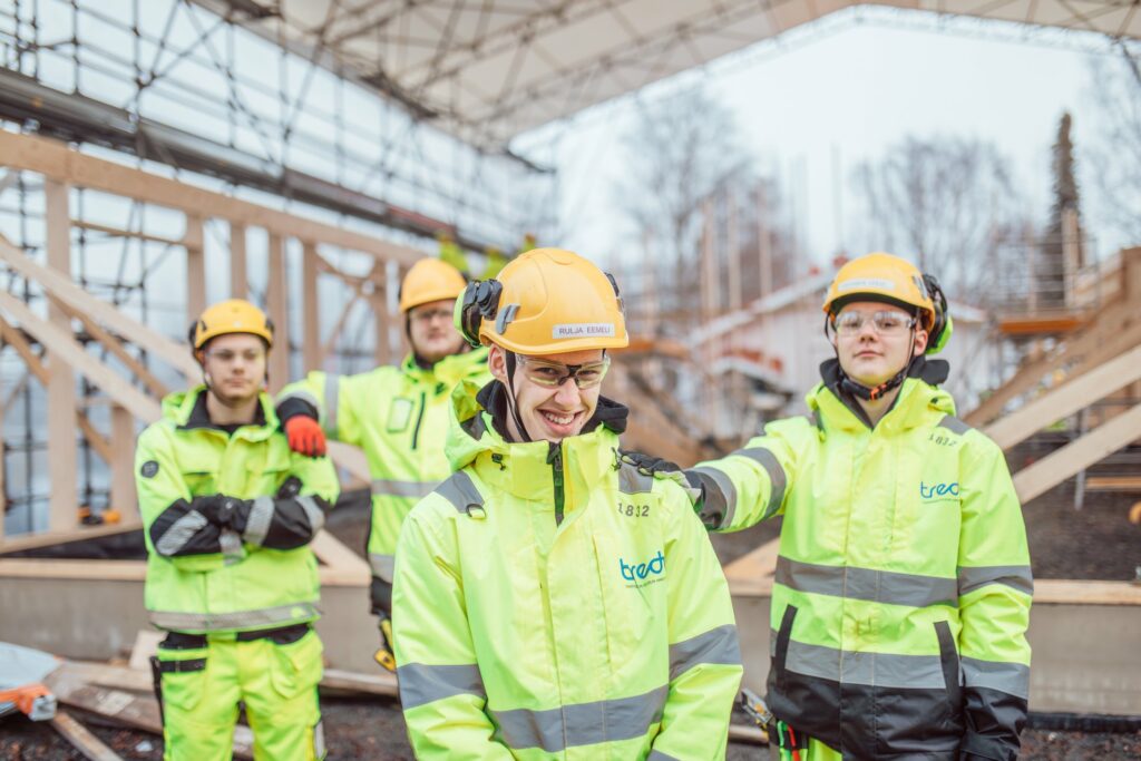 Tredun rakennusalan opiskelijoita työmaalla