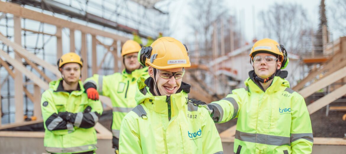 Tredun rakennusalan opiskelijoita työmaalla