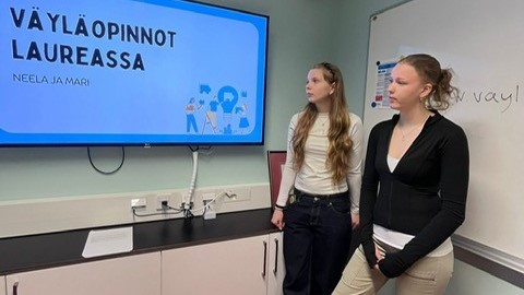 Mari Mäntylä ja Neela Hurmavaara.