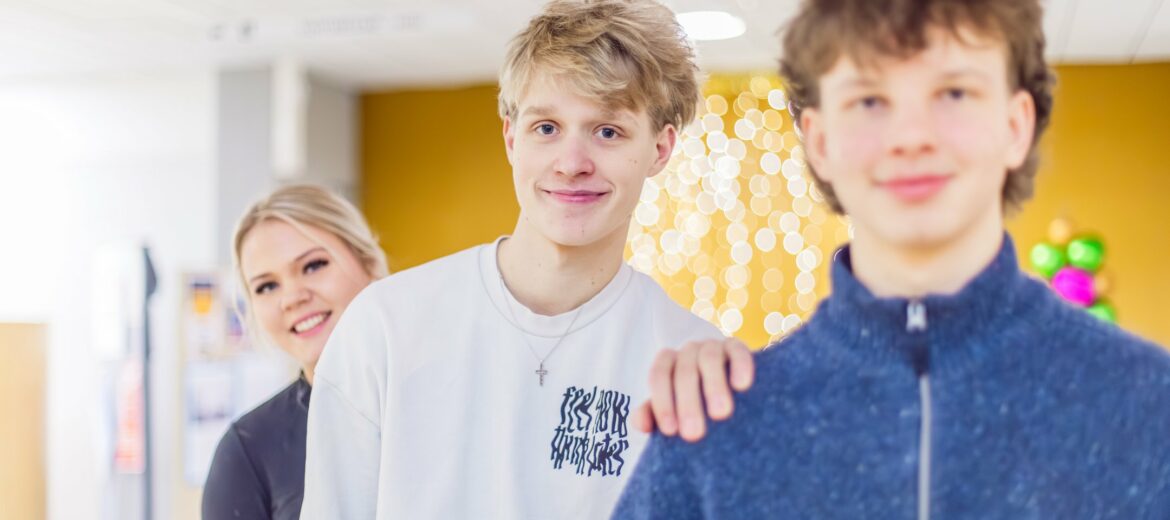 Liiketoiminnan opiskelijoita iloisissa tunnelmissa.