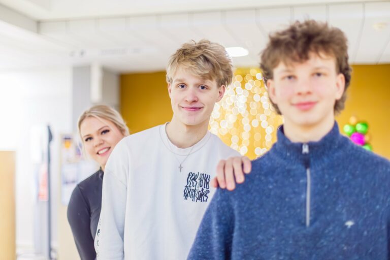 Liiketoiminnan opiskelijoita iloisissa tunnelmissa.