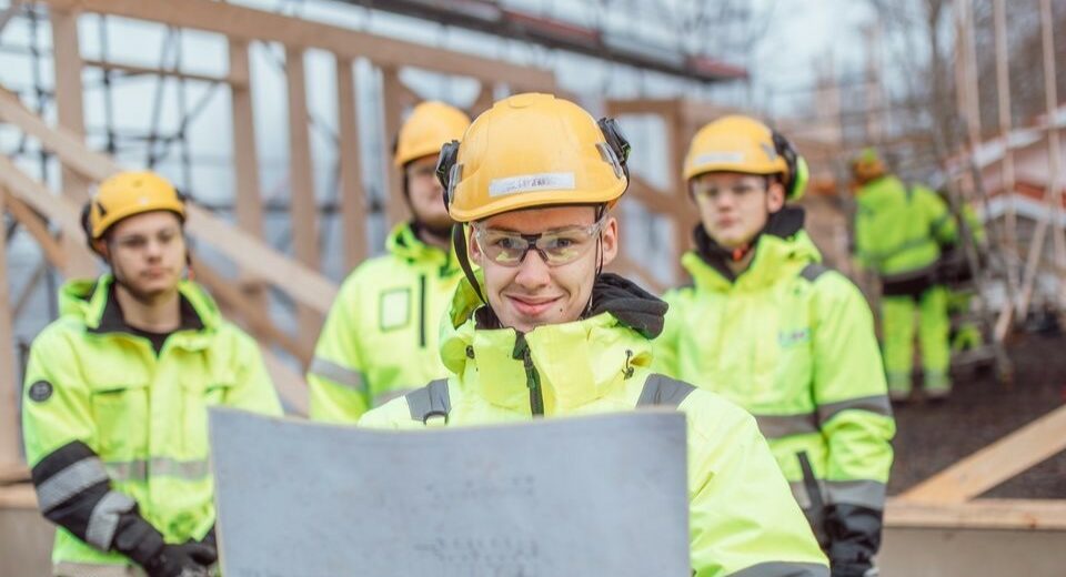 Tredun rakennusalan opiskelijoita työmaalla.