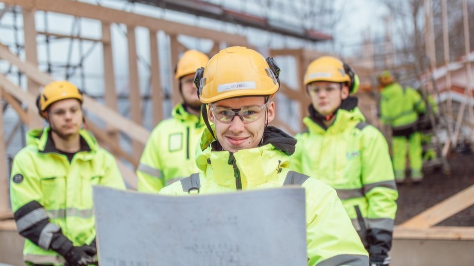 Tredun rakennusalan opiskelijoita työmaalla.