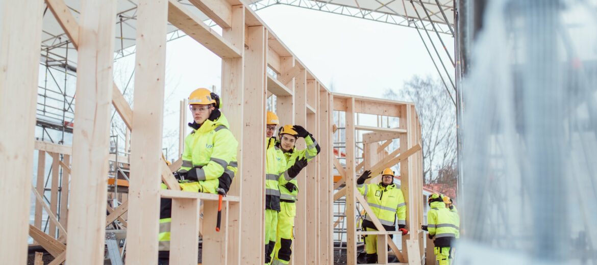 Tredun rakennusalan opiskelijoita talonrakennustyömaalla
