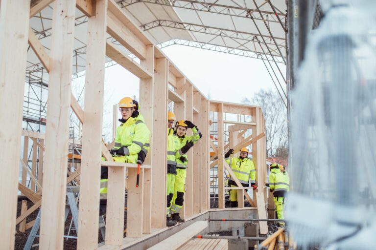 Tredun rakennusalan opiskelijoita talonrakennustyömaalla