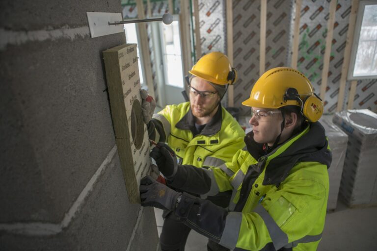 Tredun rakennusalan opiskelijat opiskelevat omakotitalotyömaalla.