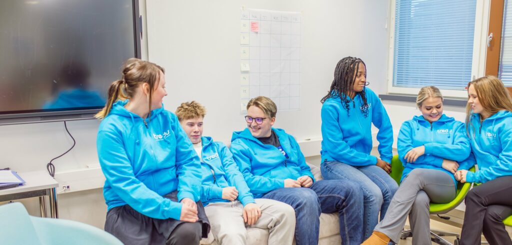 Tredun opiskelijoita Treduhuppareissa