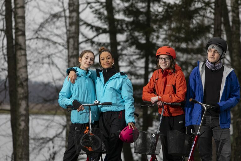 Tredun matkailualan opiskelijoita potkulautojen kanssa.