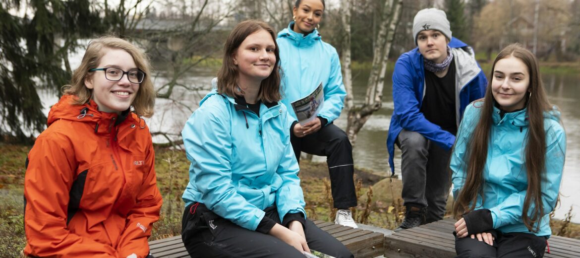 Matkailualan opiskelijoita liikuntavaatteissa ulkona.