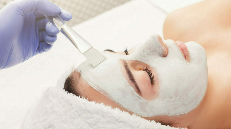 Nainen kasvohoidossa