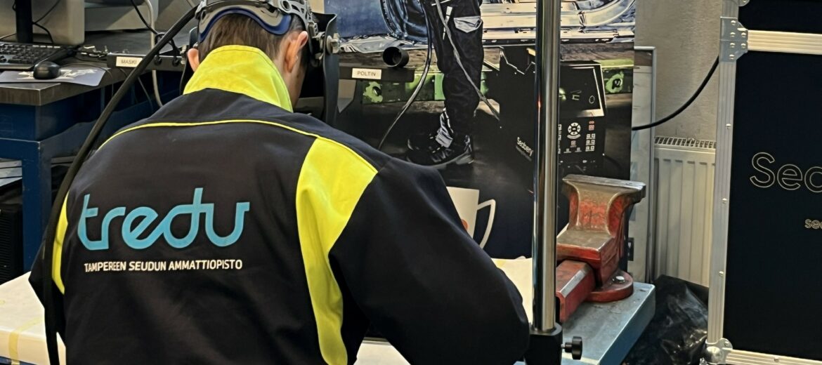 Opiskelija hitsaussimulaattorilla.