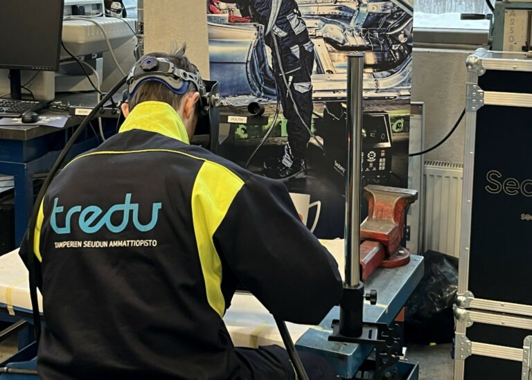 Opiskelija hitsaussimulaattorilla.