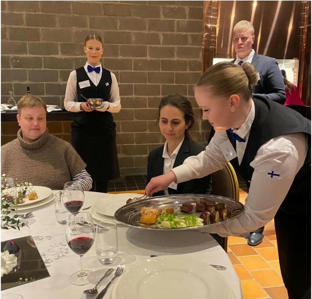 Oona Mäntyniemi ja Mariella Kallio tekemässä kisasuoritusta.