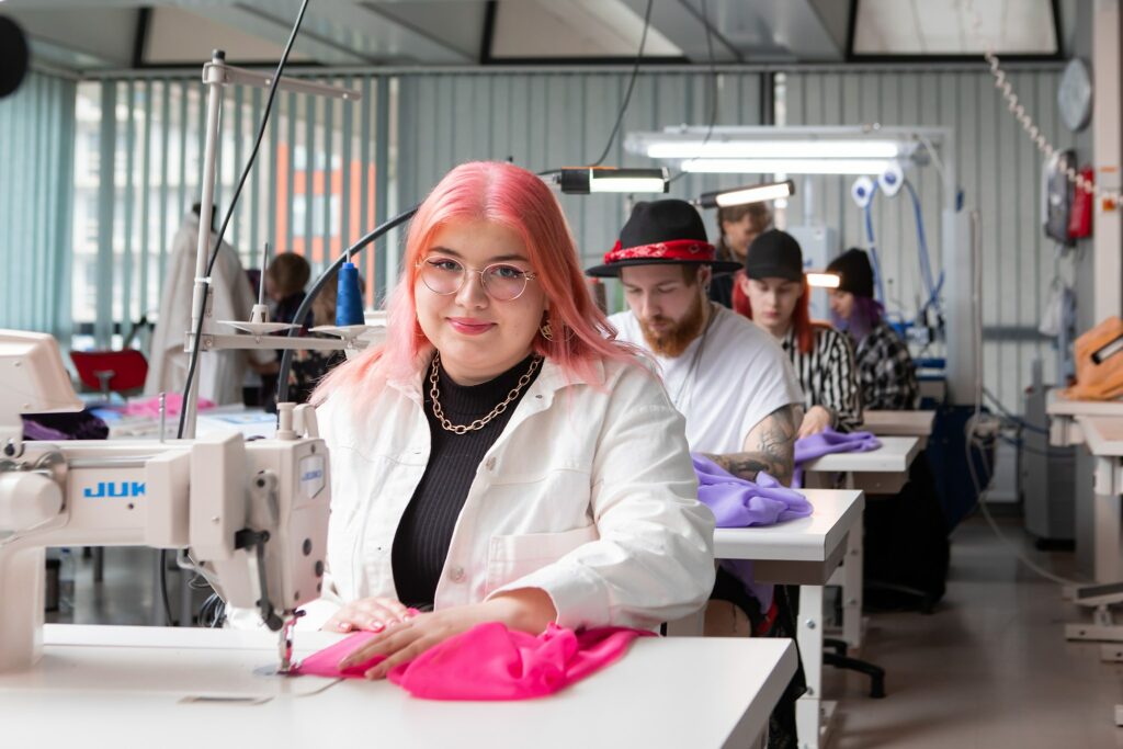 Tredun opiskelija ompelukoneen ääressä.