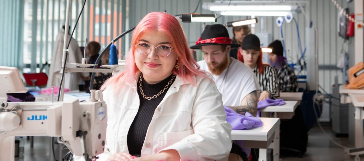 Tredun opiskelija ompelukoneen ääressä.