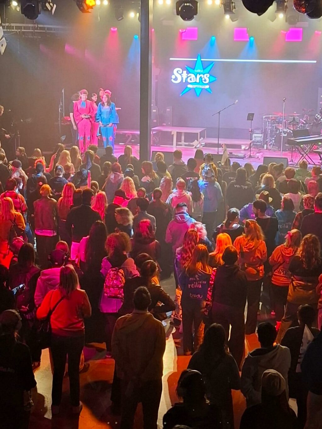 Sakustars 2026 juontajat lavalla