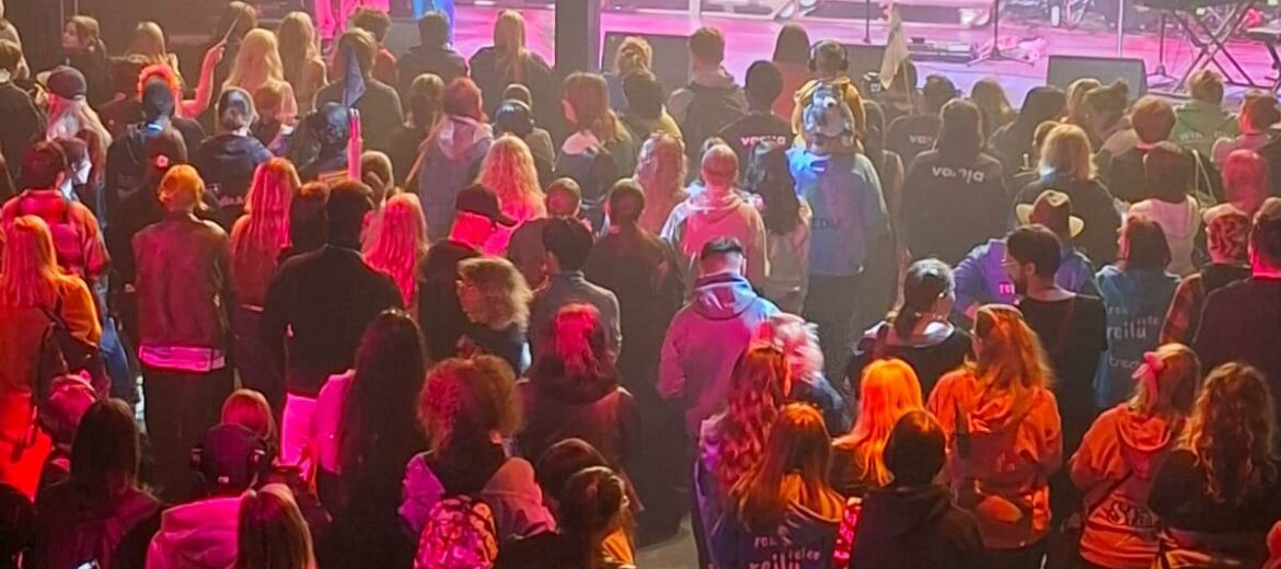 Sakustars 2026 juontajat lavalla