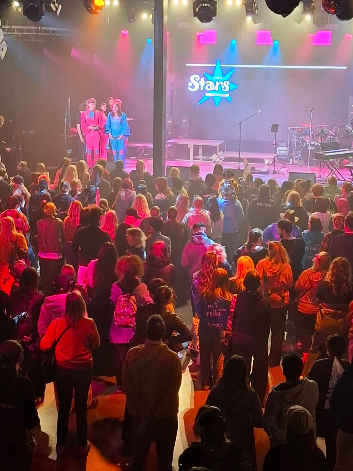 Sakustars 2026 juontajat lavalla