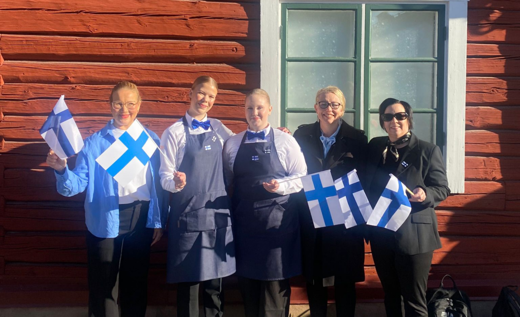 Oona Mäntyniemi, Mariella Kallio, Ursula Korhonen ja muuta joukkueen johtoa.