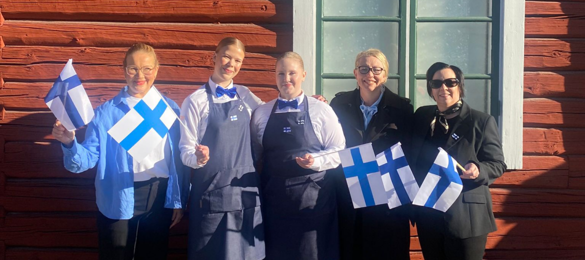 Oona Mäntyniemi, Mariella Kallio, Ursula Korhonen ja muuta joukkueen johtoa.