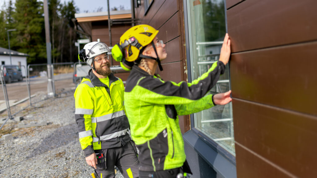 Tredulaiset rakentamassa Aurora-taloa