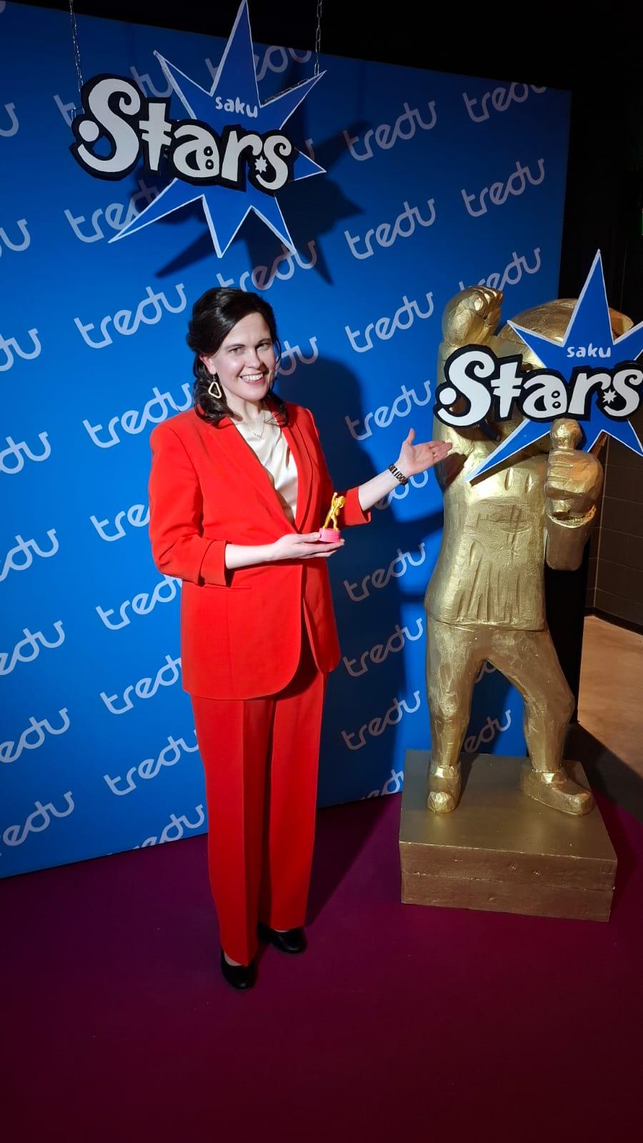 tiede- ja kulttuuriministeri Mari-Leena Talvitie ja sakustars-patsas.