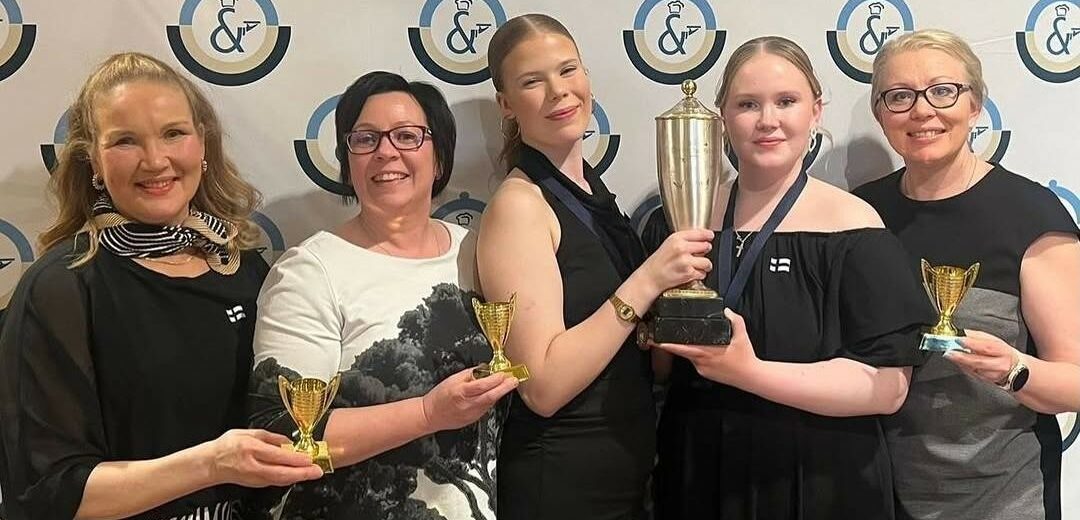 tarjoilijakilpailijat ja -valmentajat.