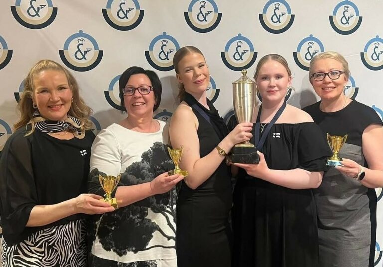 tarjoilijakilpailijat ja -valmentajat.